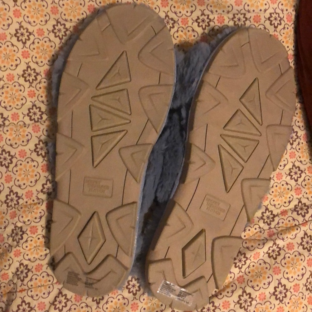 Secret Treasures Slippers Houseshoes - Picture 2 of 2